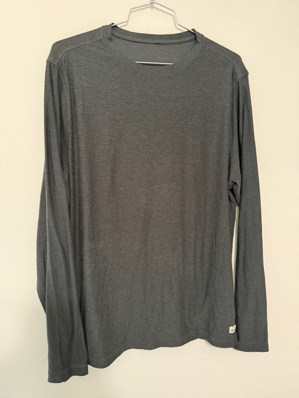 Vuori Men's Long-Sleeve Crewneck Shirt